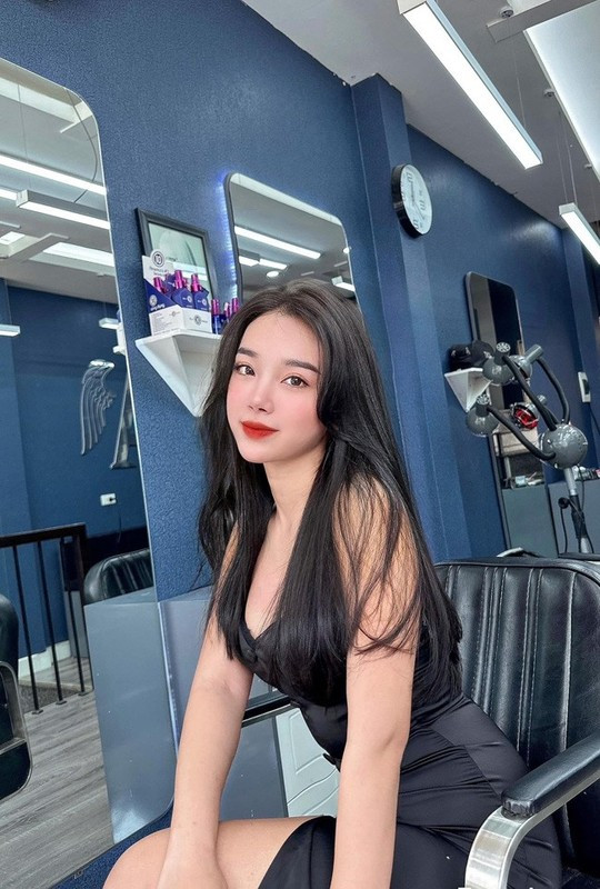 Vợ của cầu thủ Giáp Tuấn Dương cũng từng làm mẫu ảnh. Cô nàng có gu thời trang gợi cảm, quyến rũ và dùng túi xách đến từ các thương hiệu đắt đỏ.