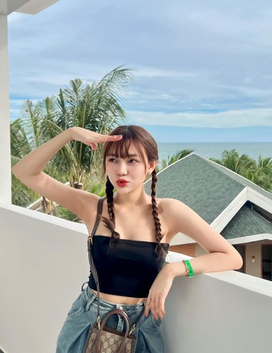 Bạn gái Phan Tuấn Tài đam mê túi xách từ các thương hiệu đắt đỏ như Dior, Louis Vuitton, Chanel... và nhiều lần khoe ảnh "đập hộp" những món đồ xa xỉ. Cô nàng 23 tuổi theo đuổi phong cách thời trang gợi cảm, khoe triệt để lợi thế ngoại hình.