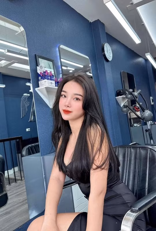 Vợ của cầu thủ Giáp Tuấn Dương cũng từng làm mẫu ảnh. Cô nàng có gu thời trang gợi cảm, quyến rũ và dùng túi xách đến từ các thương hiệu đắt đỏ.