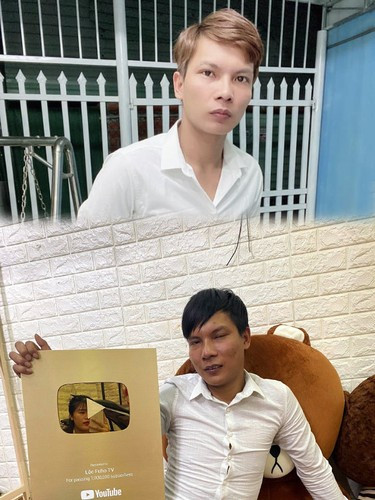 “Mọi người thấy chúng tôi mở công ty, xây văn phòng, hồ bơi, làm này kia... Đó đều là đất của ba má vợ và cậu mợ. Vợ chồng tôi không có gì hết. Thật sự là như vậy, tôi không nói dối làm gì”, Lộc Fuho chia sẻ.