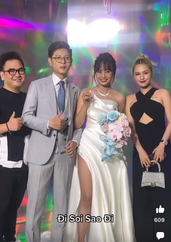 Vừa qua, đám cưới của cặp đôi đình đám làng game là MC Minh Nghi - Bomman diễn ra và nhận được sự quan tâm đặc biệt của khán giả. Trong đó, dù xuất hiện với vai trò khách mời nhưng Xoài Non đã chiếm trọn spotlight của nhân vật chính.