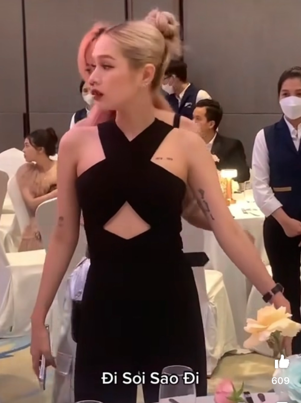 Tuy nhiên, bộ trang phục này từng được Nhã Phương diện trong một sự kiện trước đó. Nếu như vợ Trường Giang toát lên sự sang trọng, nữ tính thì Xoài Non lại tôn lên vẻ đẹp ngọt ngào, trẻ trung trứ danh.