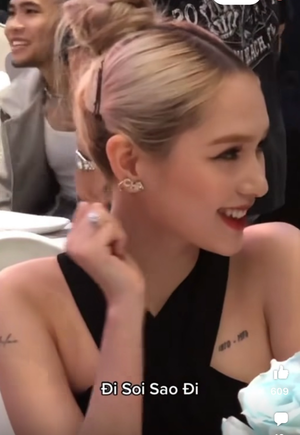 Đặc biệt, với chi tiết cắt xẻ, Xoài Non còn khoe được vai trần cùng xương quai xanh quyến rũ.