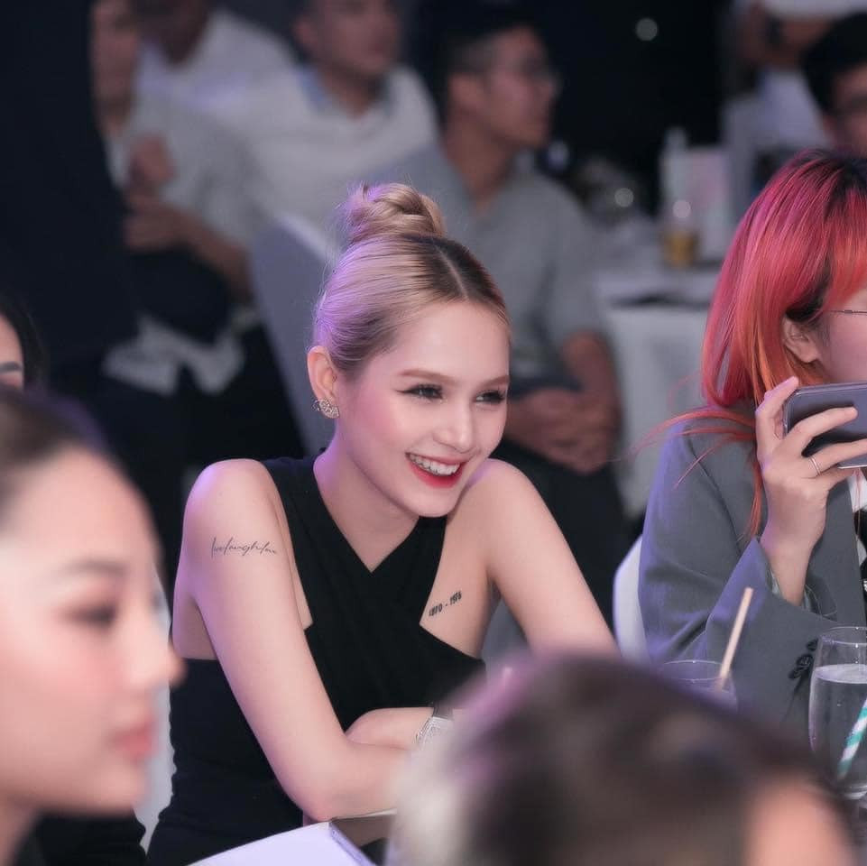 Trước đó, sau khi nhận về không ít tranh cãi khi bị cho là chiếm spotlight của nhân vật chính, Xoài Non thường xuyên diện những trang phục tối màu, đơn giản.