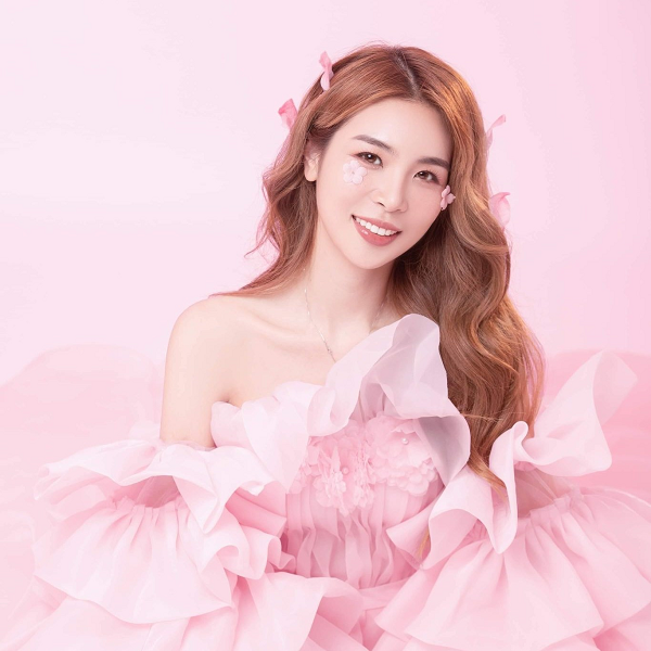 Nhưng thực tế, Hương Nổi đã lên tiếng đính chính rằng việc mình đã có một đời chồng và hai con, vì hôn nhân không hạnh phúc nên ly hôn, cô không hề giấu diếm, thậm chí còn nhiều lần kể lại trên livestream cá nhân.