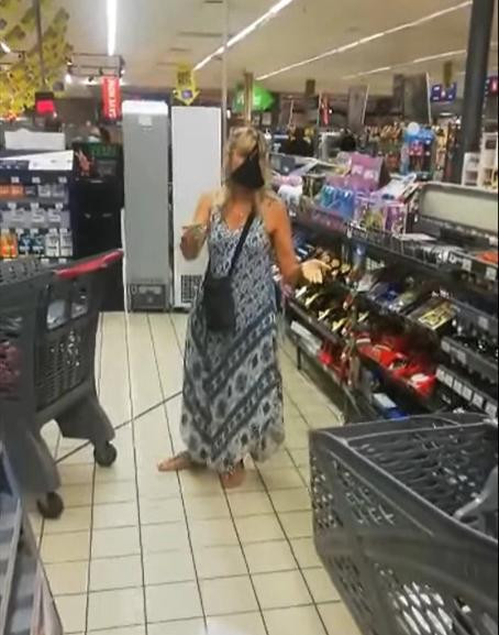 Vụ việc gây sốc xảy ra tại siêu thị Pick n Pay ở Nam Phi. Thấy người phụ nữ bước vào, nhân viên siêu thị nhắc nhở cô hãy đeo khẩu trang để tránh lây nhiễm COVID-19.