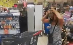 Sau khi bị nhân viên siêu thị yêu cầu, vị khách nữ nói rằng cô không có và bị nhân viên mời ra ngoài. Vừa nghe đến đó, cô lập tức luồn tay vào váy, lột phăng chiếc quần lót dây mảnh và chụp lên mặt để làm "khẩu trang" tự chế.