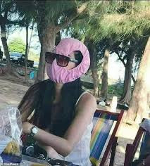 Sau khi đoạn clip vị khách nữ lấy đồ lót làm khẩu trang được chia sẻ trên mạng xã hội, cộng đồng mạng chỉ trích thậm tệ vì chẳng những thiếu ý thức mà còn hành động xốc nổi.