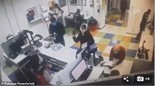 Cụ thể, một số bình luận được thành viên trên mạng xã hội để lại rằng: "Nếu không muốn đeo khẩu trang thì ở nhà và mua hàng trên mạng đi" hay "Thật khiến tôi phát ốm. Cô ta đã biết quy định phòng chống dịch trên toàn thế giới rồi mà. Chủng virus này cực kỳ nguy hiểm, thế mà người phụ nữ này lại tin rằng cái quần lót lỏng lẻo kia có thể bảo vệ mình sao? Trưởng thành lên đi chứ. Cô cứ ấu trĩ như thế thì gia đình biết phải làm gì đây?".