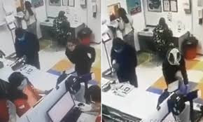 Tháng 12/2020, Tổng thống Nam Phi Cyril Ramaphosa tuyên bố không đeo khẩu trang ở nơi công cộng là hành vi phạm tội.