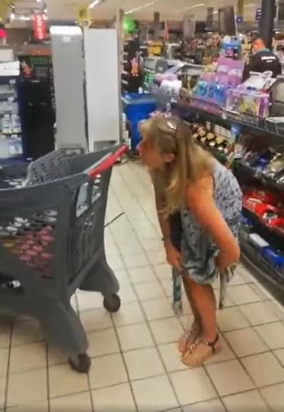 Mới đây, hình ảnh người phụ nữ đi siêu thị lấy đồ lót làm khẩu trang khiến nhiều người để lại bình luận gay gắt.