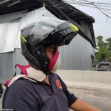 Hình ảnh một người đàn ông dùng đồ lót phụ nữ vào khẩu trang từng bị cộng đồng mạng lên án kịch liệt.