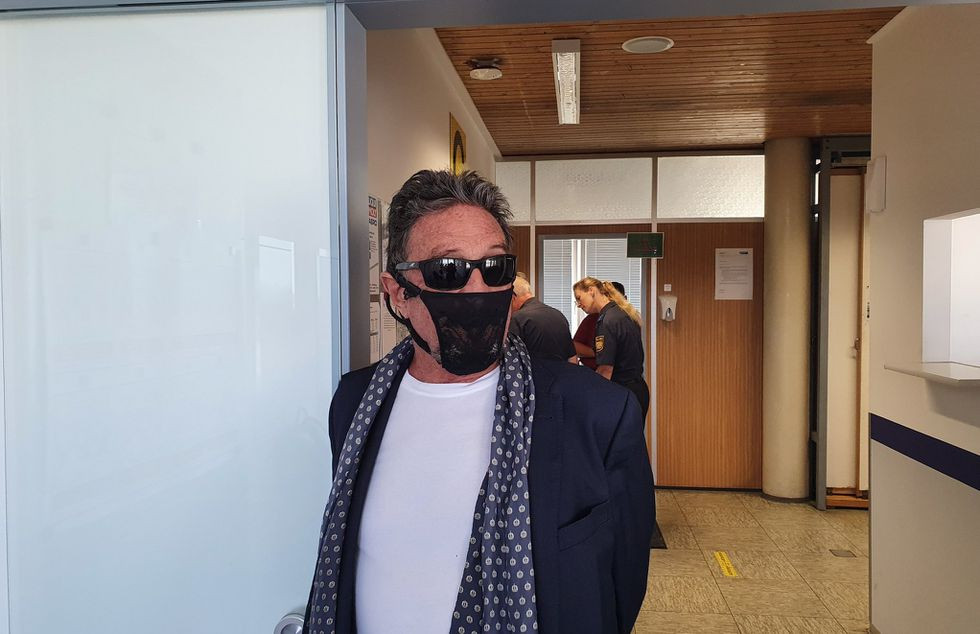 Hình ảnh một tỷ phủ ở Mỹ từng dùng đồ lót để làm khẩu trang và nhận vô vàn chỉ trích trên mạng.