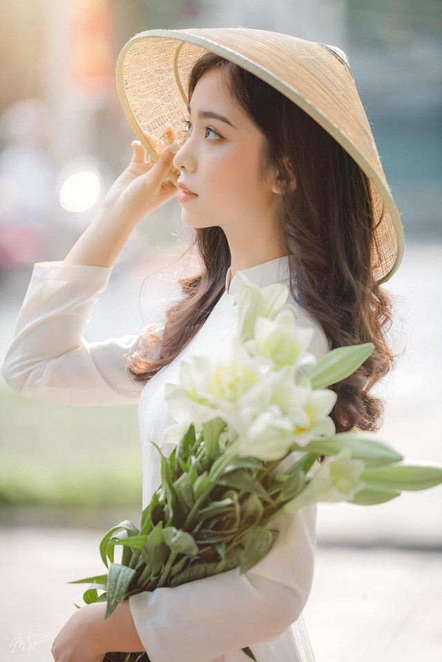 Trúc Linh được cộng đồng mạng chú ý nhờ nét xinh duyên dáng, cùng vóc dáng mỏng manh, dịu dàng.