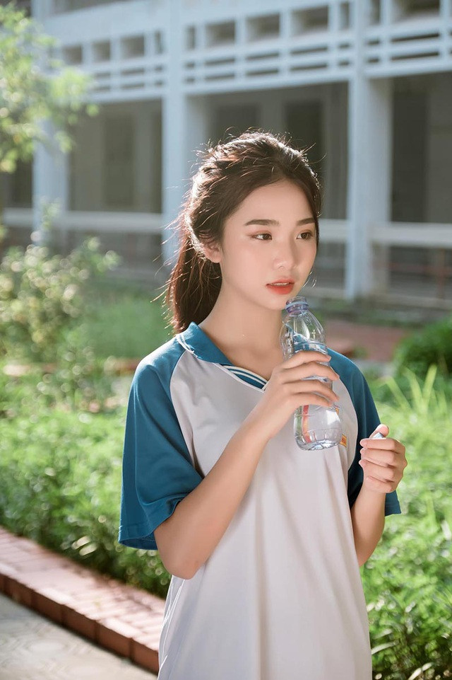 Ngô Trúc Linh là cái tên gây chú ý khi sở hữu nét đẹp thuần khiết. Cô bạn sinh năm 2003 này hiện là nữ sinh khoa Thanh nhạc, trường Cao đẳng Nghệ thuật Hà Nội.