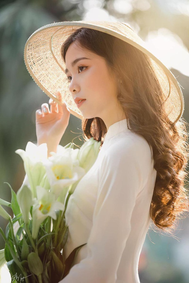 Nữ sinh trường Nghệ thuật chia sẻ: "Gia đình em cũng đã định hướng cho em theo đuổi con đường nghệ thuật từ khá sớm. Em có tham gia các hoạt động văn hóa, văn nghệ tại trường, lớp và địa phương. Em thấy vô cùng hạnh phúc khi được sống hết mình với đam mê, được làm những điều mà em yêu thích. Mong muốn trong tương lai của em là sẽ trở thành 1 ca sĩ, ở bên ngoài có rất nhiều người giỏi hơn, tài năng hơn mình nên bản thân em luôn tự nhủ phải cố gắng trau dồi bản thân để theo đuổi được ước mơ".