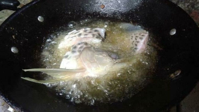 Con trai khong chiu lay vo, ong bo mang ca tien trieu ra dan mat-Hinh-2