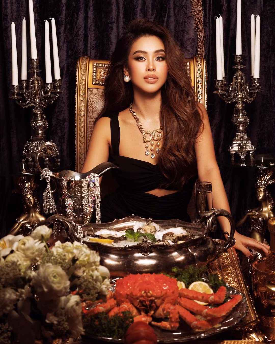 Ai cũng nghĩ đây là bức ảnh được Tiên Nguyễn chụp tại một khách sạn xịn xò nào đó nhưng không, đây là tại tư gia của gia đình Tỷ phú Johnathan Hạnh Nguyễn bên bờ sông Sài Gòn.