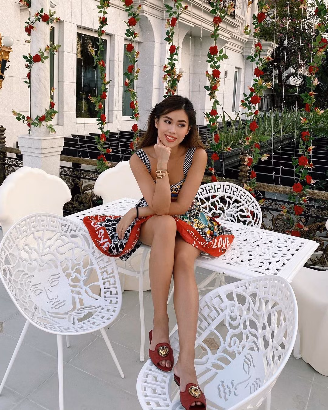 Hết chụp trong nhà rồi lại ra vườn, Tiên Nguyễn có đầy góc sống ảo ngay tại nhà trong mùa dịch.