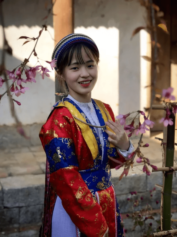 Sau khi xem đoạn clip, dân mạng không khỏi trầm trồ trước nhan sắc xinh xắn của Vàng Thị Sinh, nhiều người còn cho rằng đây là gương mặt "cực phẩm" nhất trong số những cô bé Hà Giang nổi tiếng.