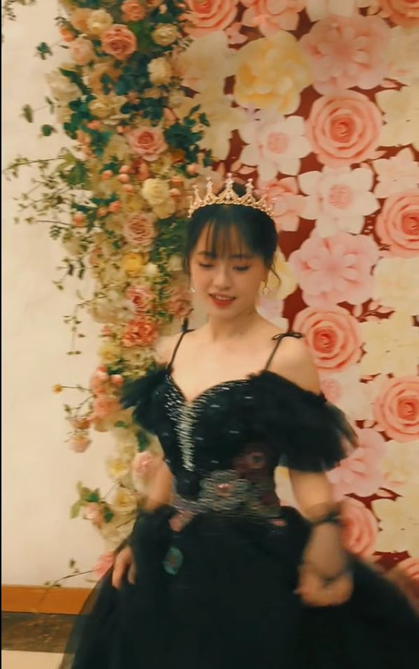 Chiếc váy đen cũng là điểm nhấn để tôn nước da trắng ngần của Vàng Thị Sinh, đồng thời khiến cô bạn trông duyên dáng, nổi bật giữa đám đông.