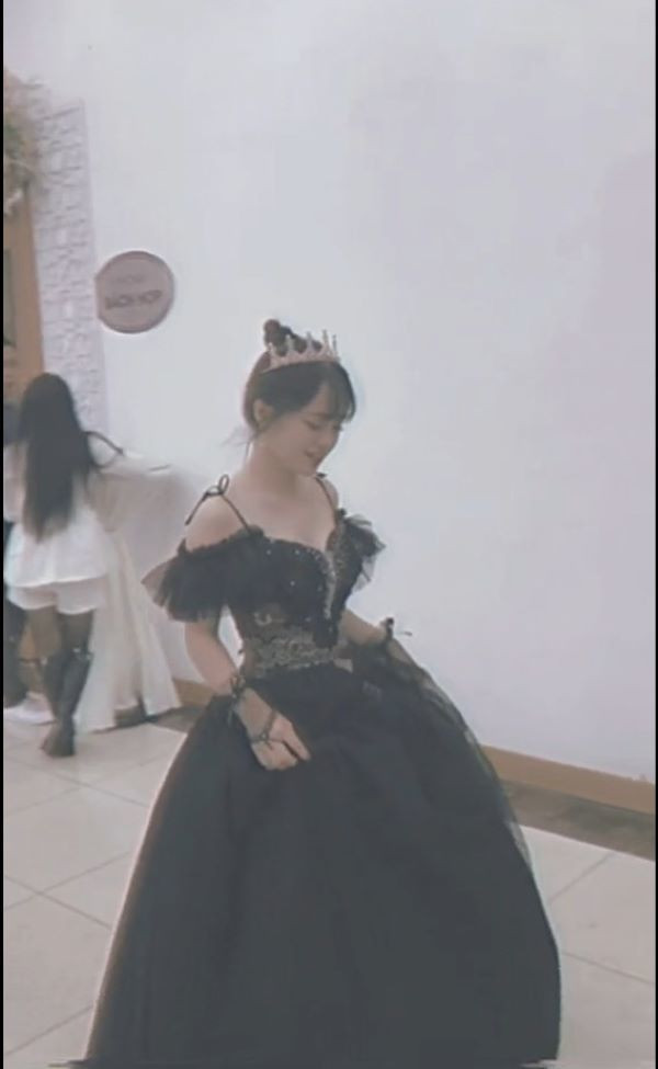 Gương mặt của Vàng Thị Sinh không trang điểm quá cầu nhưng chỉn chu, khoe được các đường nét hài hòa, không khiến cô bạn trở nên quá già so với tuổi vì vẫn giữ được nét trong sáng, tươi trẻ.