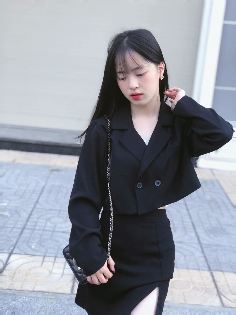 Nói thêm về Vàng Thị Sinh, tại thời điểm 2018, hình ảnh cô bé bán lê ở Hà Giang đã được viral khắp mạng xã hội với vô vàn lời khen ngợi cho nhan sắc trong trẻo, xinh tươi.