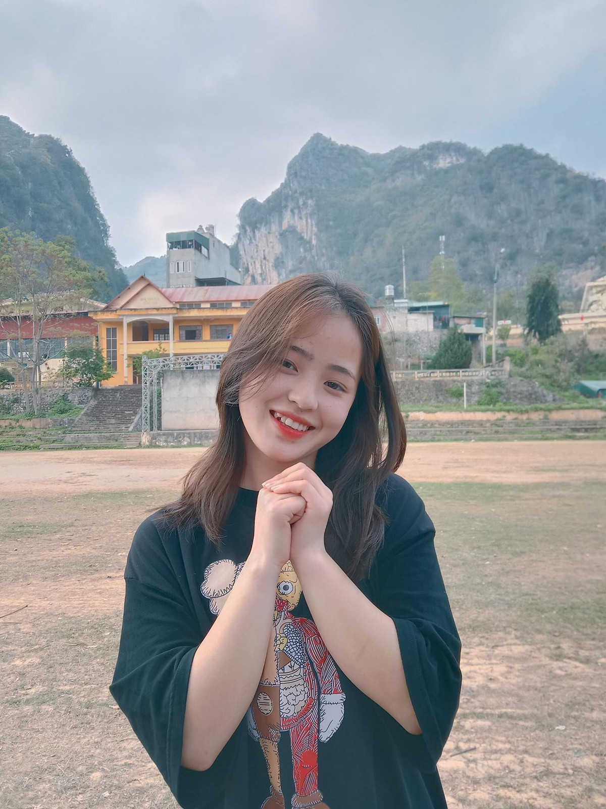 Đến nay, đã 4 năm trôi qua, Vàng Thị Sinh ngày càng biết chăm chút cho ngoại hình và điểm thay đổi lớn nhất có lẽ chính là phong cách ăn mặc. Không chỉ mặc áo phông, quần bò kín đáo, cô bạn cũng thử qua rất nhiều kiểu thời trang khác nhau từ váy dài điệu đà, áo hoodie cá tính hay các trang phục khoe dáng như váy xẻ tà, áo trễ vai.