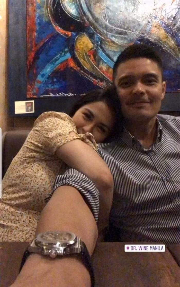Marian Rivera kết hôn với Dingdong Dantes từ năm 2004, đến nay họ đã có 5 năm bên nhau và sinh được hai nhóc tì vô cùng đáng yêu. Song, điều đáng nói là dẫu đã là bố mẹ của hai người con, lại bận rộn với lịch trình công việc dày đặc nhưng tình cảm mỹ nhân đẹp nhất Philippines và chồng vẫn luôn mặn nồng như thuở mới yêu.