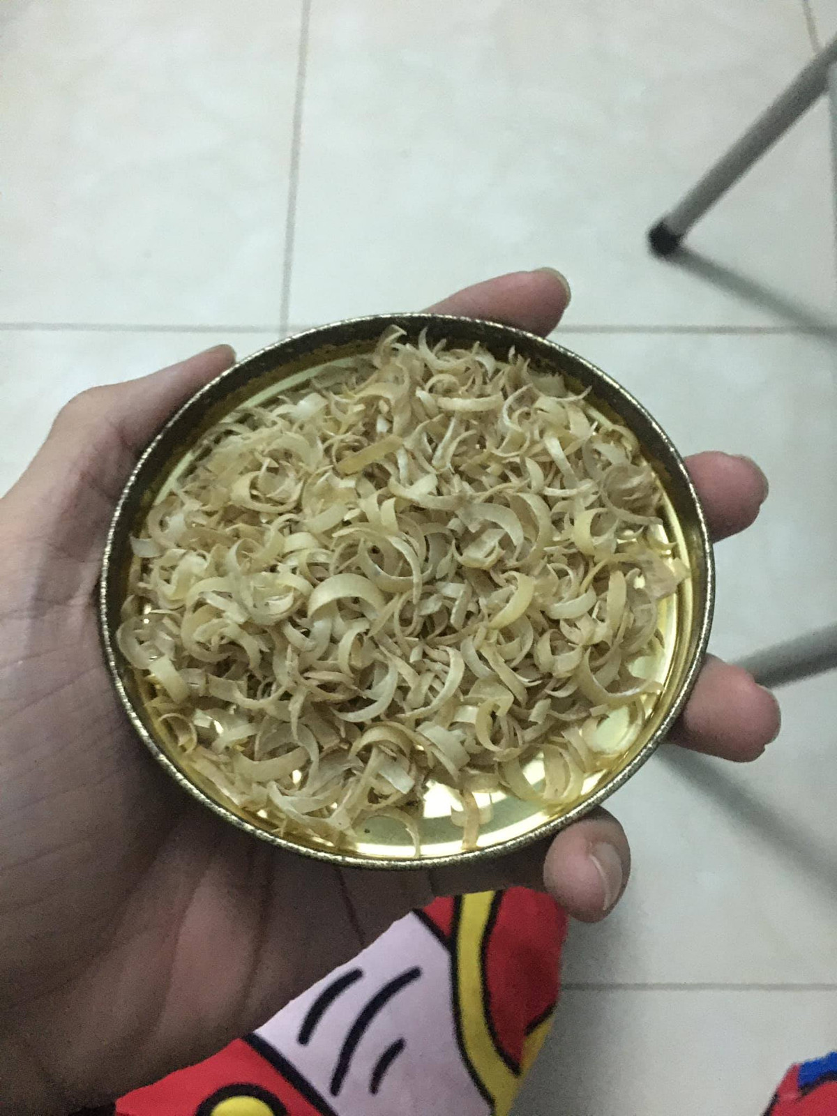 Mới đây, chàng trai có nickname V.N.N chia sẻ "thú vui sưu tập tao nhã" của mình. Anh chàng đã đựng tất cả những lần cắt móng tay vào 1 chiếc hộp, ghi dòng chữ "Hộp móng tay 18/2/2016" để đánh dấu ngày bắt đầu tích trữ.