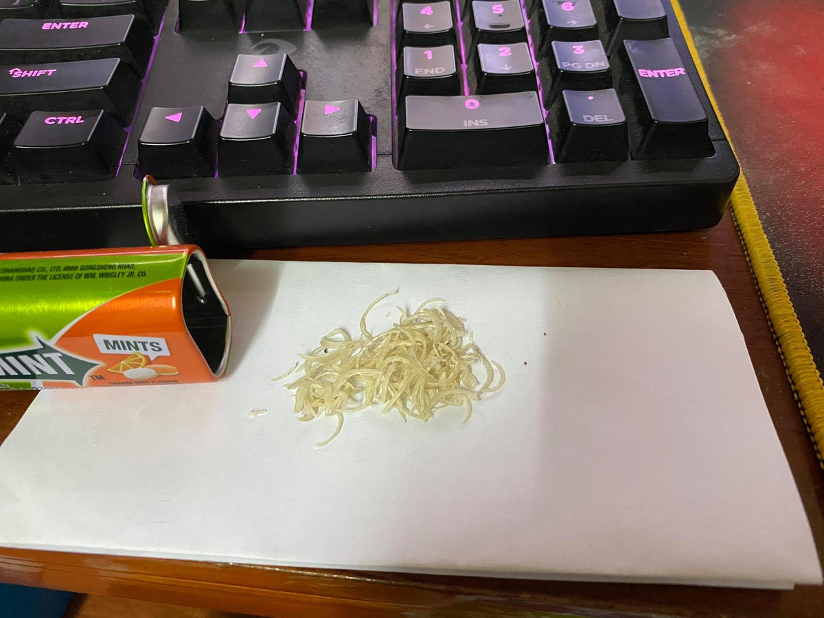 Sau 5 năm, đúng ngày 18/2/2021, anh chàng mới khui chiếc hộp đựng móng tay thừa ra để khoe trên mạng xã hội. Thành quả của 5 năm tích lũy là 1 nắp đầy một hộp.