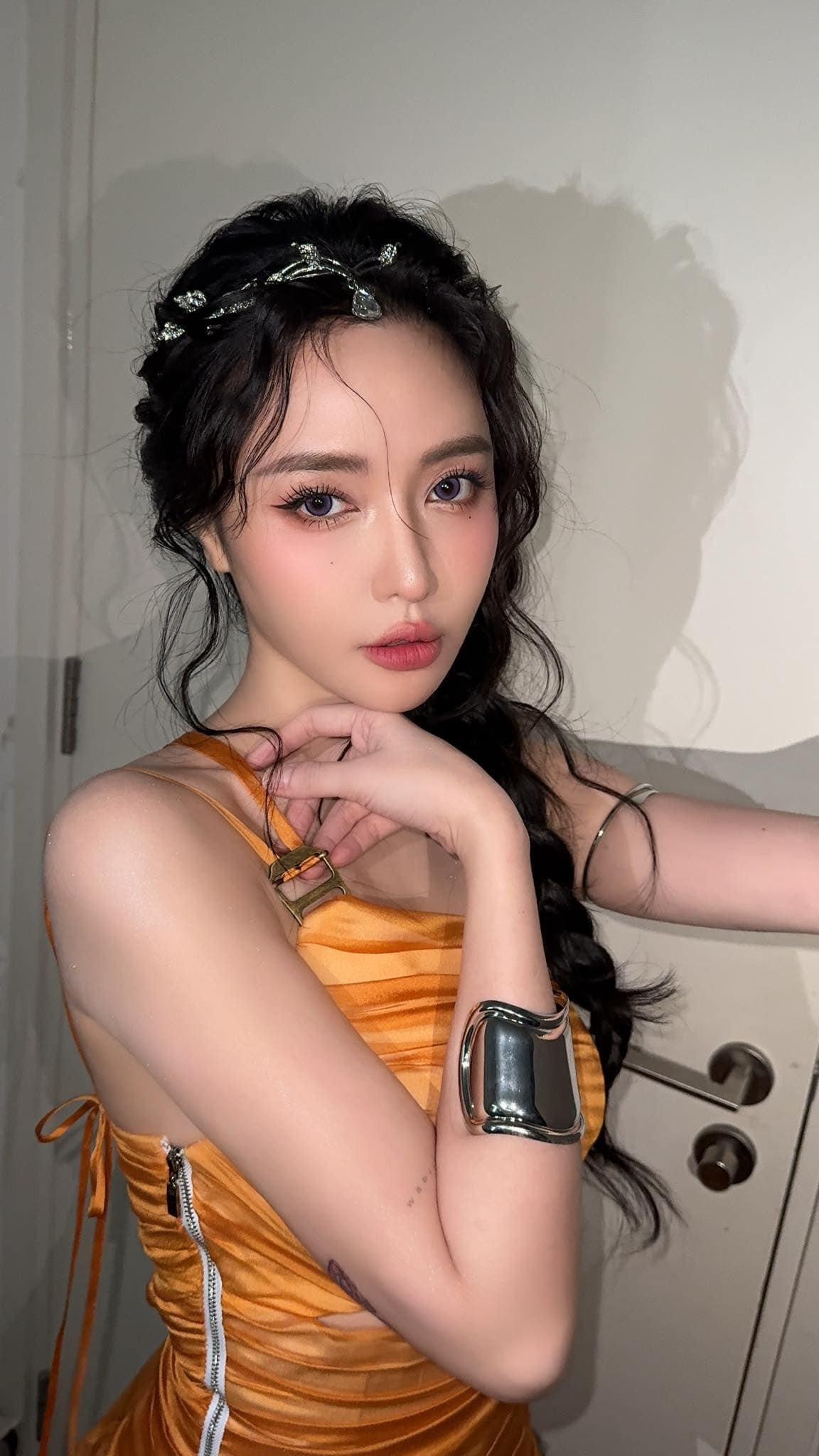 Nắm bắt được thông tin trên cùng với việc cho ra sản phẩm mới sau nhiều năm ẩn giật, một số cư dân mạng cũng nói đùa rằng chắc Bích Phương hết tiền nạp game nên mới quay lại với âm nhạc để kiếm tiền.