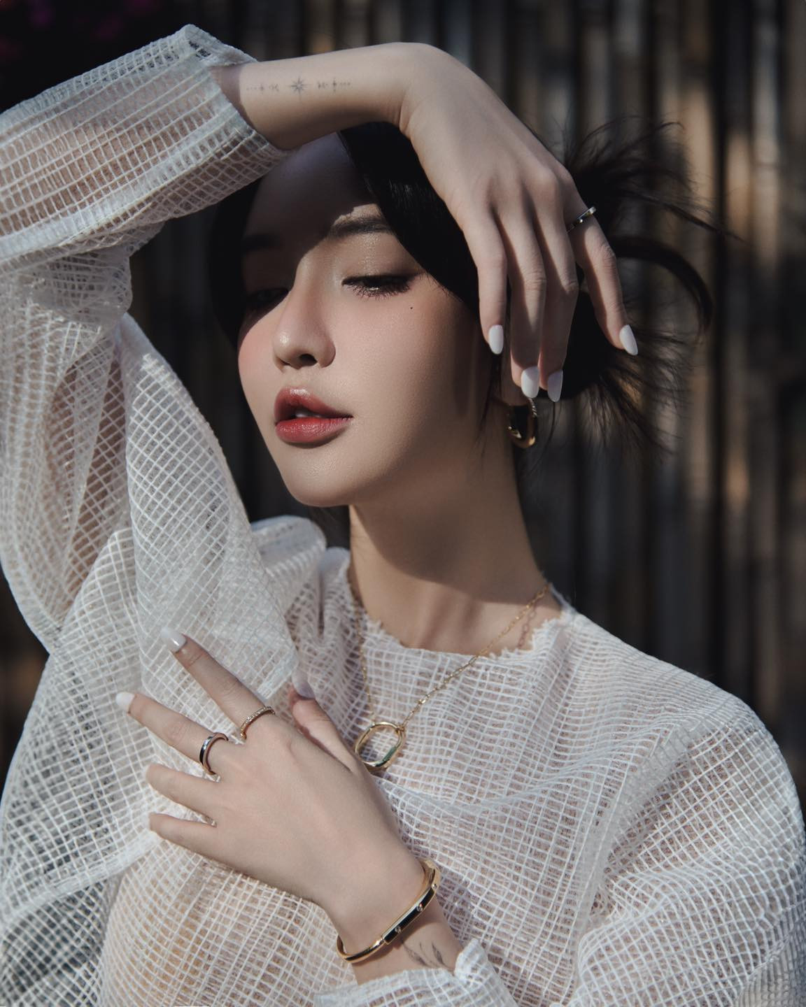 Nói về công ty mới, Bích Phương chia sẻ cái tên Bonghoaday được lấy ý tưởng từ chú mèo có tên Bông Hoa của cô: “Mỗi lần nhìn thấy Bông Hoa, tôi rất vui. Bông Hoa là điều đẹp đẽ, tươi tắn và đầy sức sống. Cách gọi ‘Bông Hoa Đây’ cũng là cách nói chuyện của tôi, có gì đó dễ thương. Khi tôi hỏi mọi người rằng đặt tên công ty là Bông Hoa Đây có sao không, mọi người nói nó rất Bích Phương và không sao cả, nên tôi tự tin dùng luôn”.