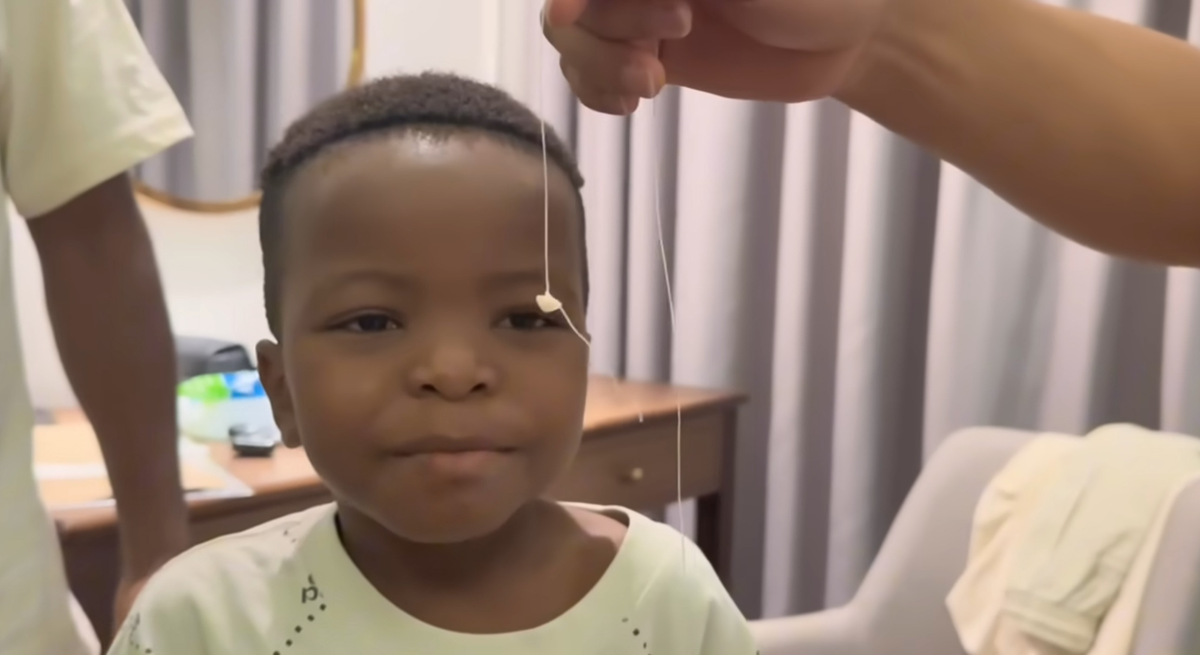 Chưa dừng lại ở đó, mấy nghìn người vào xem màn nhổ răng của Lôi Con, kéo theo "mắt xem" livestream tăng vun vút. Đến Quang Linh cũng phải thốt lên: "View lên rồi, răng của Lôi giá trị quá".