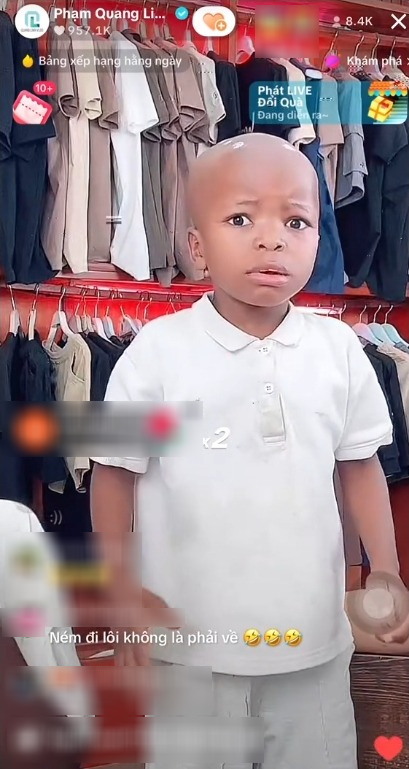 Mới đây trong livestream của Quang Linh Vlogs, cả nghìn người nín thở, hồi hộp dõi theo màn Lôi Con nhổ răng.