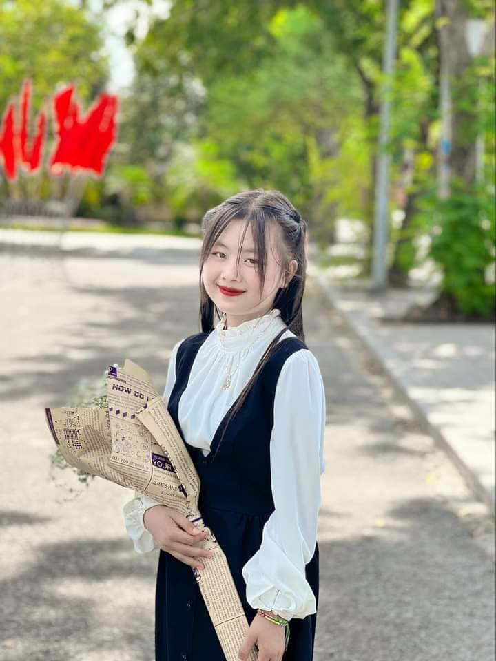 Chia sẻ với người hỗ trợ Dua, bố cô bé cho biết: "Khi đồng ý cho con gái xuống thành phố, gia đình có bảo không cần tiền, chỉ cần cho đi học và cũng không cần hỗ trợ tiền cho gia đình mỗi tháng".