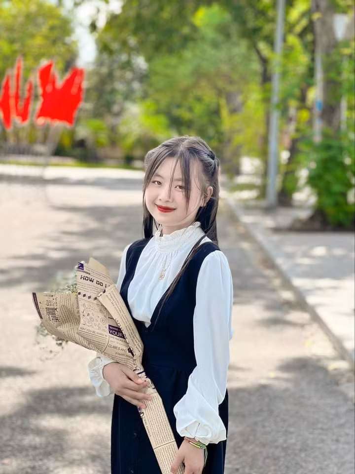 Chia sẻ với người hỗ trợ Dua, bố cô bé cho biết: "Khi đồng ý cho con gái xuống thành phố, gia đình có bảo không cần tiền, chỉ cần cho đi học và cũng không cần hỗ trợ tiền cho gia đình mỗi tháng".