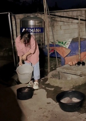 Dù di chuyển quãng đường khá dài nhưng khi đặt chân về quê hương, cô bé dân tộc này liên tục cười tủm tỉm.