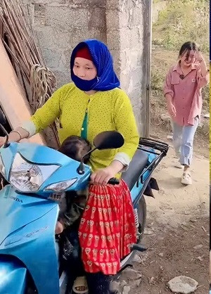 Dua liên tục làm việc nhà, tay nhanh thoăn thoắt, thậm chí còn xách được cả xô đựng thức ăn khá lớn mà ngay đến những người lớn trong đoàn xách thử cũng thấy khá khó khăn.