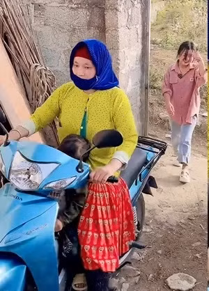 Dua liên tục làm việc nhà, tay nhanh thoăn thoắt, thậm chí còn xách được cả xô đựng thức ăn khá lớn mà ngay đến những người lớn trong đoàn xách thử cũng thấy khá khó khăn.