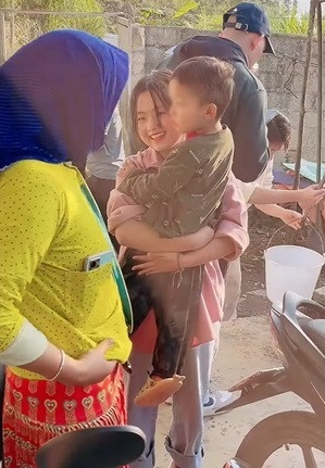 Tuy nhiên người hỗ trợ đã phát hiện ra trong lúc đang múc đồ ăn cho heo, Dua đã rơm rớm nước mắt. Đó có lẽ là giọt nước mắt hạnh phúc khi được về thăm nhà và cũng có chút xót xa vì thấy cảnh bố mẹ vất vả làm lụng.