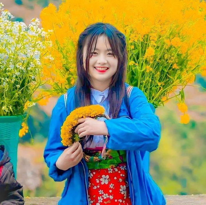 Dường như được về nhà, vẻ nhút nhát, ít nói khi còn ở thành phố đã không còn, em được là chính mình nên nói cười rất thoải mái.