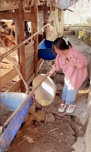 Chia sẻ trên trang cá nhân, người hỗ trợ Phúng Phính Hà Giang cho biết cả đoàn đã đến nhà cô bé vào ngày 30/11.