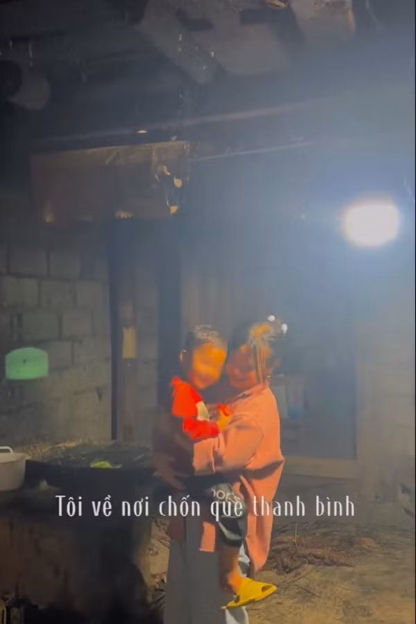 Bố của Dua cũng liên tục nhìn con gái mỉm cười, trong ánh mắt chứa đựng rất nhiều sự yêu thương. Lâu ngày gặp lại, anh cho biết con gái đã phổng phao hơn nhiều và vẫn rất xinh xắn.