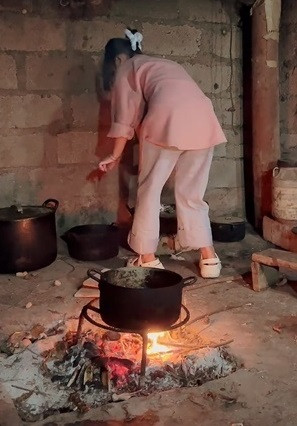 Vào đến nhà, nhìn thấy bố đang làm đồ ăn cho gia súc Mua Thị Dua liền chào hỏi rồi ngay lập tức phụ giúp bố một tay. Có lẽ vì đã quá quen thuộc với những công việc này nên dù xuống thành phố sống trong điều kiện đầy đủ được một thời gian, em vẫn chẳng quên cách làm.