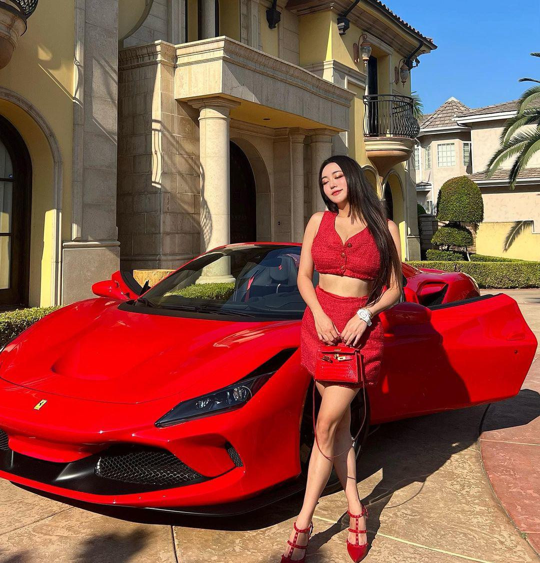 "Phải chăng đây là bức ảnh quyến rũ nhất mà tôi từng thấy về bạn", "Nóng bỏng quá cô Liu ơi", "Sao lúc nào cũng xinh đẹp hết vậy nàng ơi", "Vẻ đẹp mũm mĩm, tròn đầy mà tôi yêu thích nhất", "Đẹp quá nàng ơi",... là những bình luận của cư dân mạng.