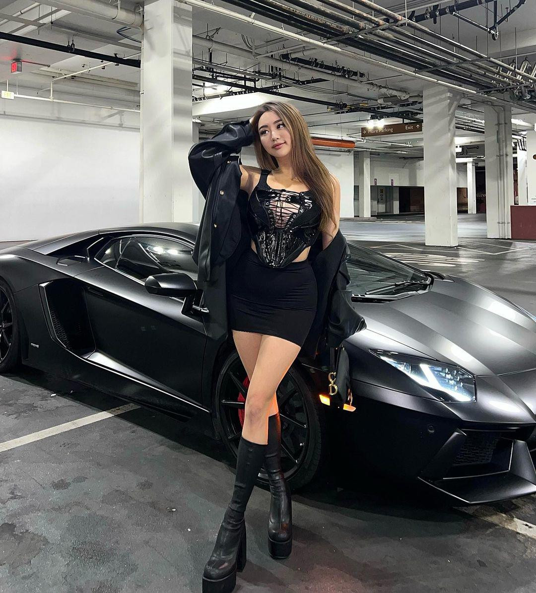 Trong đó, những mẫu đầm ôm sát body, thiết kế cắt xẻ được Rebecca Liu yêu thích nhất. Mỹ nhân chuộng những thiết kế có trùng màu sắc với xe. Đồng thời, cô nàng cũng được đánh giá cao nhờ cách tạo dáng đẹp, giúp khoe body nhưng không hề phản cảm.