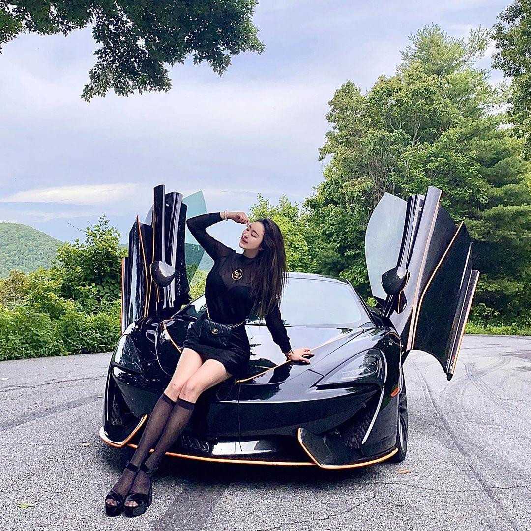 Trong hình, "cô béo đẹp nhất Trung Quốc" diện set yếm jeans để lộ nội y khi tạo dáng chụp hình. Thiết kế làm nổi bật body mũm mĩm với vòng 1 đầy đặn và làn da trắng mịn của người đẹp này. Bài đăng nhanh chóng thu hút sự quan tâm của cộng đồng mạng.