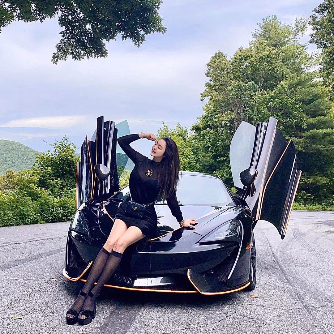 Trong hình, "cô béo đẹp nhất Trung Quốc" diện set yếm jeans để lộ nội y khi tạo dáng chụp hình. Thiết kế làm nổi bật body mũm mĩm với vòng 1 đầy đặn và làn da trắng mịn của người đẹp này. Bài đăng nhanh chóng thu hút sự quan tâm của cộng đồng mạng.