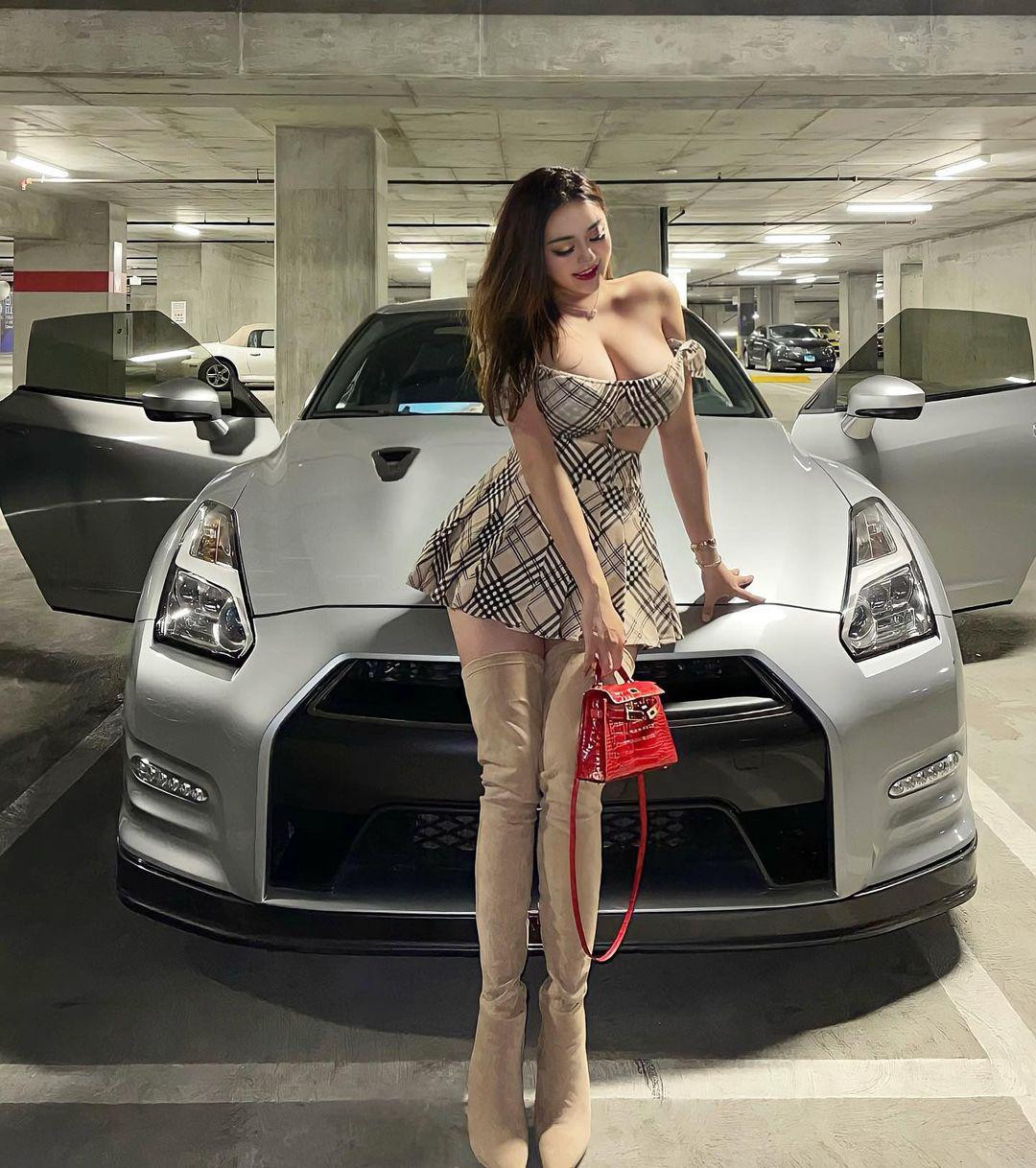 Trước đó, Rebecca Liu nhiều lần công khai ảnh diện đồ khoe dáng bên xe hơi, hầu hết đều nhận được nhiều lượt tương tác cao của cư dân mạng.